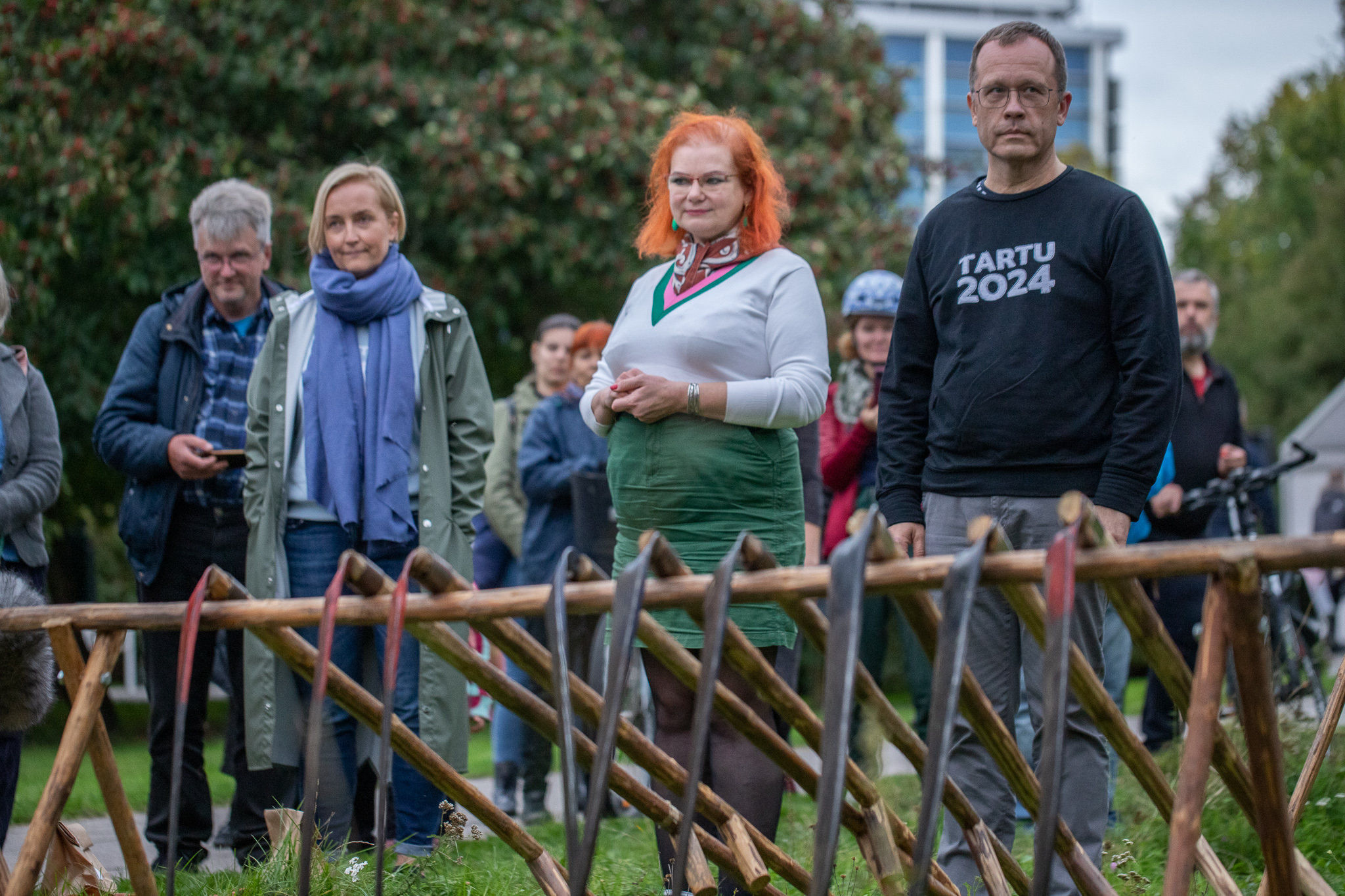 Tartu linnapeakandidaadid peavad avalikku debatti ja niidavad vikatiga